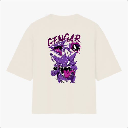 Camiseta com estampa frontal de criatura fantástica com aura mística e estampa traseira de personagem roxo de expressão intensa e texto estilizado.