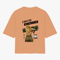 Camiseta com estampa frontal de logotipo estilizado e estampa traseira de guerreiro segurando machado, com frases em inglês e japonês, setas e logotipo.