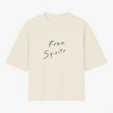 Camiseta com estampa frontal de texto "Free Spirits" em fonte cursiva fluida e estampa traseira discreta com texto "Grateful & Bohemian" em estilo manuscrito.