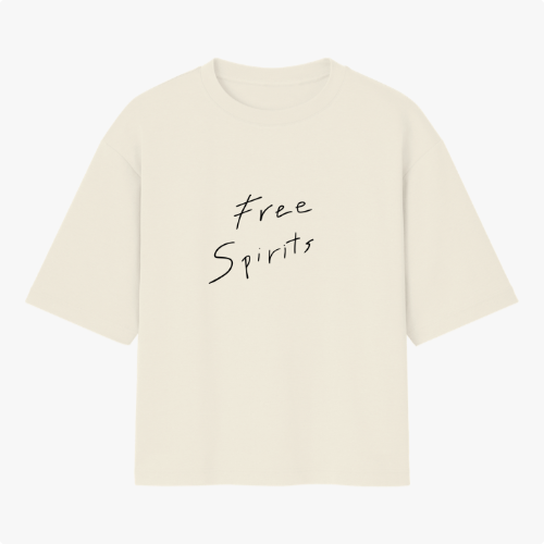 Camiseta com estampa frontal de texto "Free Spirits" em fonte cursiva fluida e estampa traseira discreta com texto "Grateful & Bohemian" em estilo manuscrito.