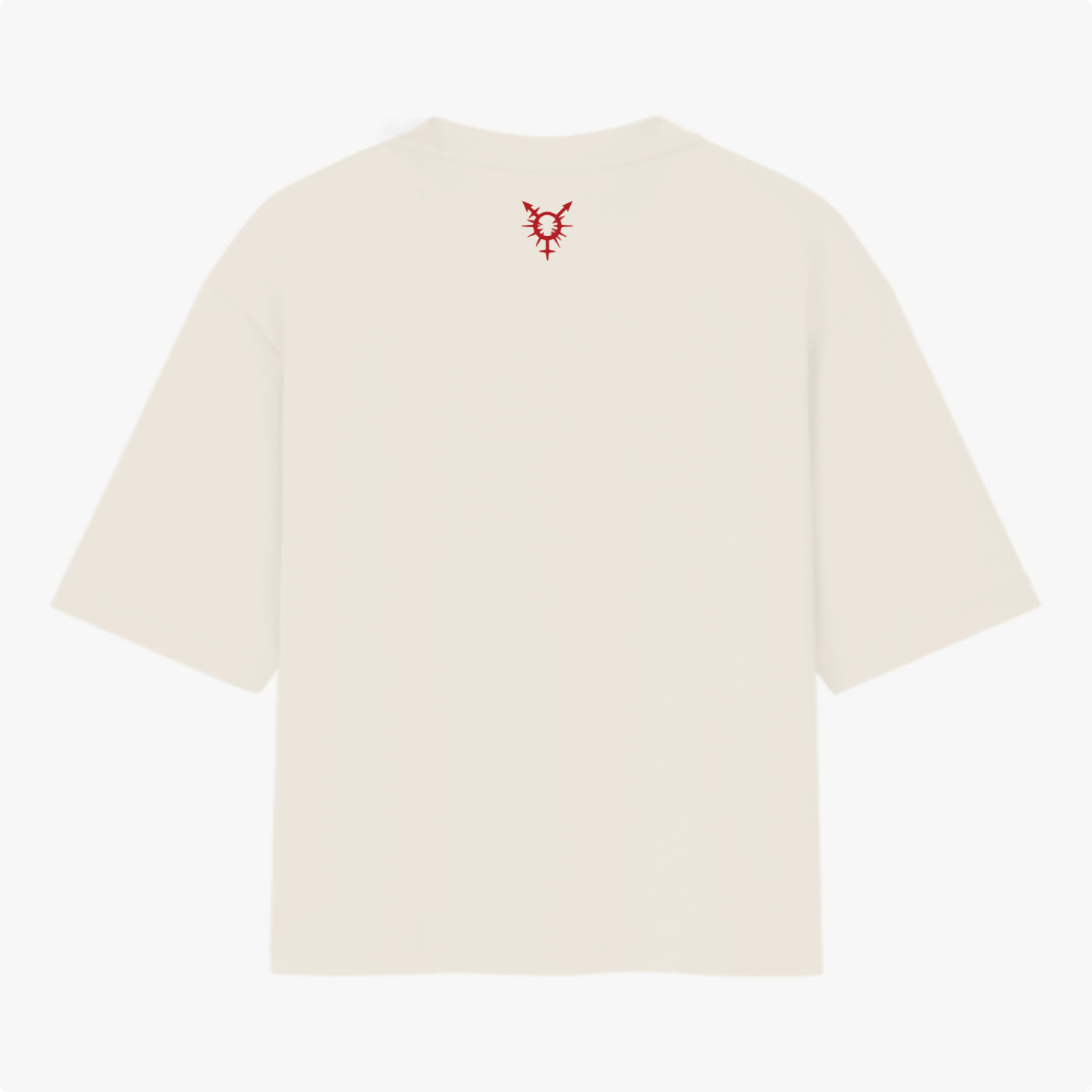 Camiseta com estampa frontal de texto estilizado "EU ♥ TRANSMASCS" com símbolo centralizado de coração e flechas e estampa traseira de símbolo minimalista.