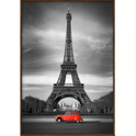 Quadro com estampa de fotografia da Torre Eiffel em preto e branco, destacando um carro vintage em vermelho na parte inferior central da imagem.