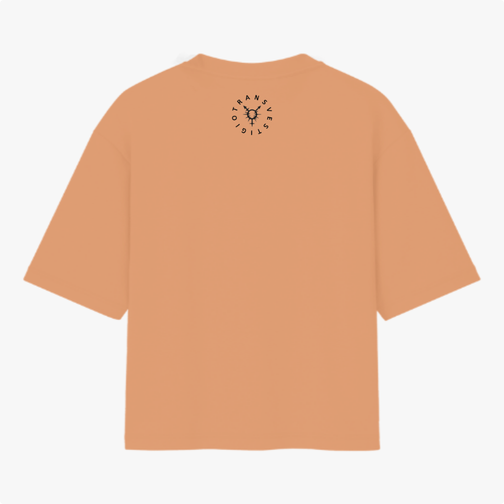 Camiseta com estampa frontal de texto "NÃO ME CONFUNDA COM UM HOMEM CIS" e estampa traseira de símbolo centralizado com texto circular "TRANSVESTICIO".