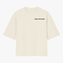 Camiseta com estampa frontal de texto estilizado "latino y forrozeiro" no canto superior esquerdo e estampa traseira de espiral decorativa centralizada no topo.