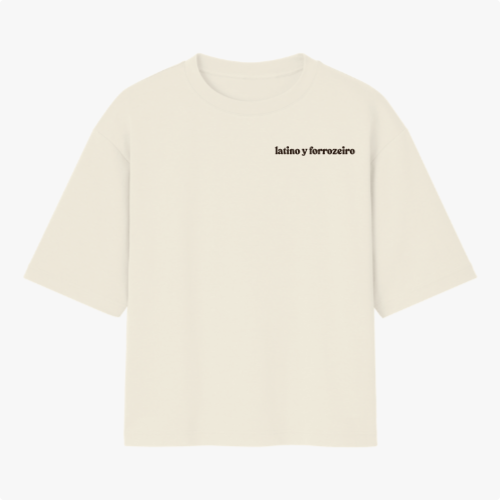 Camiseta com estampa frontal de texto estilizado "latino y forrozeiro" no canto superior esquerdo e estampa traseira de espiral decorativa centralizada no topo.