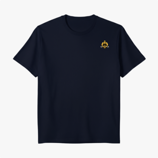 Camiseta com estampa frontal de um pequeno emblema e estampa traseira de um leão com coroa e texto "I'm the King".