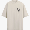 Camiseta com estampa frontal de figura angelical detalhada com asas abertas e envolta em detalhes intricados, compondo um design de estética celestial.