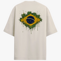 Camiseta com estampa frontal de pequeno logotipo circular minimalista no canto inferior e estampa traseira de bandeira estilizada com efeito respingos.
