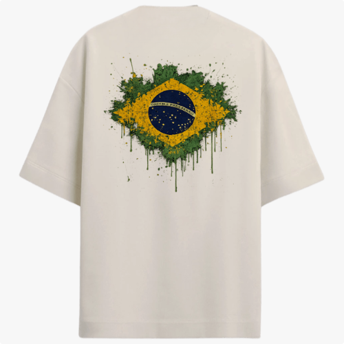 Camiseta com estampa frontal de pequeno logotipo circular minimalista no canto inferior e estampa traseira de bandeira estilizada com efeito respingos.
