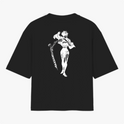 Camiseta com estampa frontal de texto estilizado e estampa traseira de figura detalhada empunhando uma espada curva, em pose dinâmica e marcante.