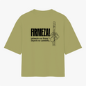 Camiseta com estampa frontal de duas chaves cruzadas detalhadas, e estampa traseira de uma mão levantada ao lado da frase "FIRMEZA! primeiro se firma, depois se caminha.".