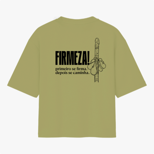 Camiseta com estampa frontal de duas chaves cruzadas detalhadas, e estampa traseira de uma mão levantada ao lado da frase "FIRMEZA! primeiro se firma, depois se caminha.".