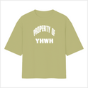 Camiseta com estampa frontal de texto em duas linhas, "PROPERTY OF" em letras maiúsculas arqueadas e "YHWH" centralizado em destaque.