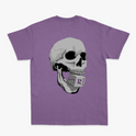 Camiseta com estampa frontal de letras estilizadas "Reals M.C. 4 Anos" em grafite e estampa traseira de um crânio segurando um cartão com símbolo.