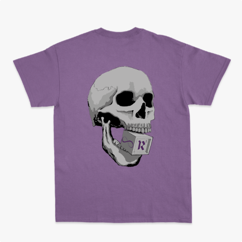 Camiseta com estampa frontal de letras estilizadas "Reals M.C. 4 Anos" em grafite e estampa traseira de um crânio segurando um cartão com símbolo.