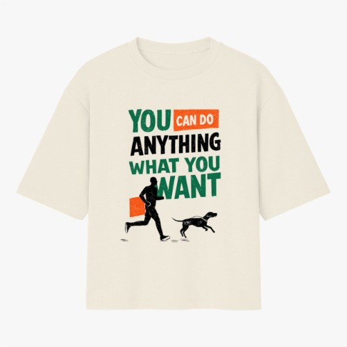 Camiseta com estampa frontal de uma silhueta de corredor acompanhado por um cachorro, sobreposta por texto motivacional em diferentes tipografias.