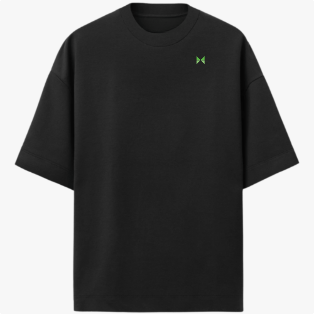 Camiseta com estampa frontal de pequeno logotipo geométrico e estampa traseira de palavras "RUNNING GYM FUN ALWAYS" sobre um oval com "TMG".