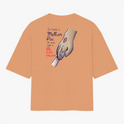 Camiseta com estampa de duas mãos se segurando, uma maior com cicatriz e uma menor, acompanhada da frase “Eu tenho o melhor pai ao meu lado e ele não falha”.