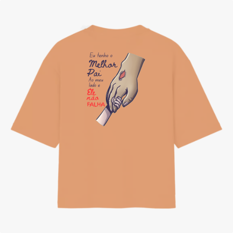 Camiseta com estampa de duas mãos se segurando, uma maior com cicatriz e uma menor, acompanhada da frase “Eu tenho o melhor pai ao meu lado e ele não falha”.