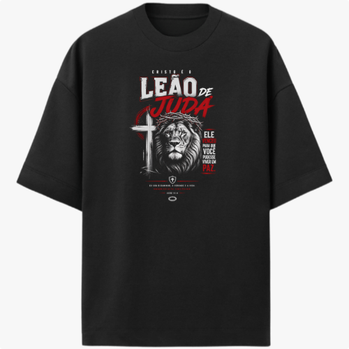 Camiseta com estampa frontal de um leão estilizado ao lado de uma cruz, acompanhada por textos destacados em diferentes tamanhos e fontes expressivas.