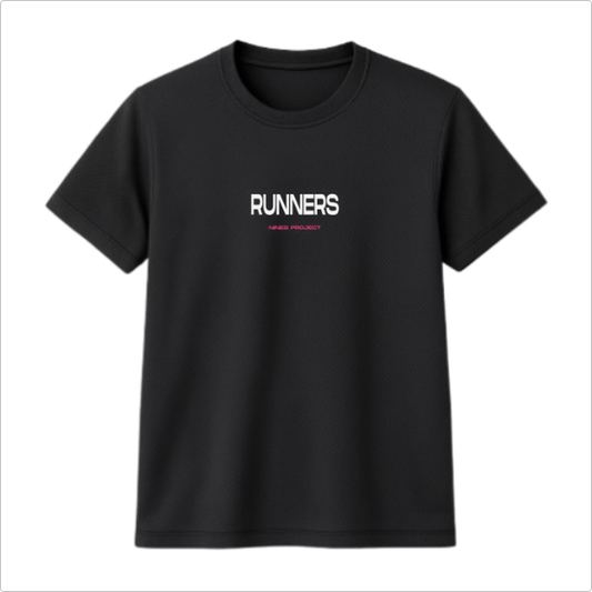 Camiseta com estampa frontal de "RUNNERS NINES PROJECT" e estampa traseira detalhada com textos sobre corrida, números e o título "RUNNERS" centralizado.