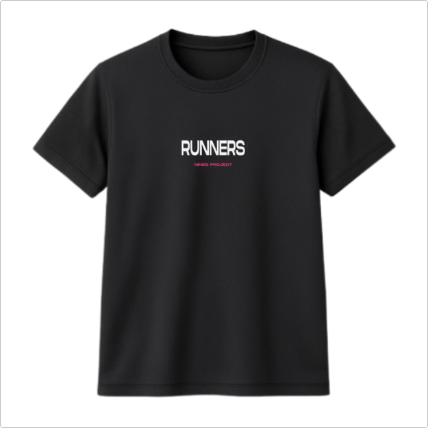 Camiseta com estampa frontal de "RUNNERS NINES PROJECT" e estampa traseira detalhada com textos sobre corrida, números e o título "RUNNERS" centralizado.