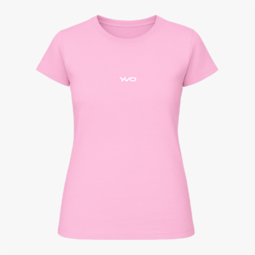 Camiseta com estampa frontal de um discreto logotipo estilizado em fonte moderna.