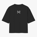 Camiseta com estampa frontal de duas chaves cruzadas detalhadas, e estampa traseira de uma mão levantada ao lado da frase "FIRMEZA! primeiro se firma, depois se caminha.".