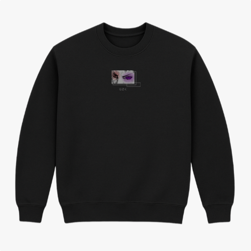 Moletom com estampa frontal de olhos em expressão intensa e caracteres abaixo, e estampa traseira de caveira com capacetes, flores e texto "REVENGE".