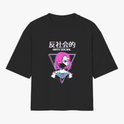 Camiseta com estampa frontal de personagem feminina com cabelo rosa em estilo anime, coroada abaixo de texto em kanji e "ANTI SOCIAL", dentro de triângulo geométrico.