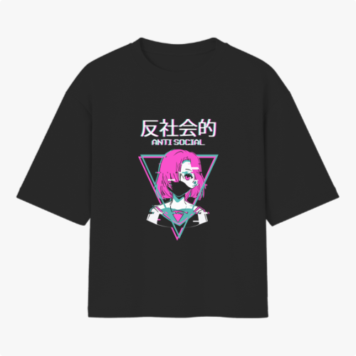 Camiseta com estampa frontal de personagem feminina com cabelo rosa em estilo anime, coroada abaixo de texto em kanji e "ANTI SOCIAL", dentro de triângulo geométrico.