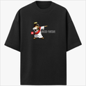 Camiseta com estampa frontal de figura realizando um gesto de dabbing, com auréola, manto vermelho e texto "God Won" ao lado direito.
