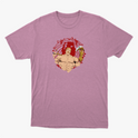 Camiseta com estampa frontal de guerreiro musculoso segurando uma arma sobre fundo circular e estampa traseira de personagem em pose poderosa com texto.