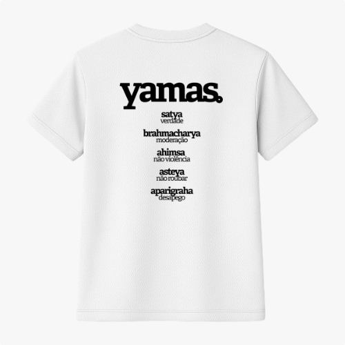Camiseta com estampa frontal de "ahimsa não violência" e estampa traseira de "yamas" seguida por termos como "satya, brahmacharya, ahimsa, asteya, aparigraha".