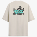Camiseta com estampa frontal de palavra estilizada em grafite e estampa traseira de desenhos abstratos com frase em destaque em fontes ousadas.