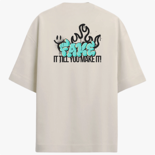 Camiseta com estampa frontal de palavra estilizada em grafite e estampa traseira de desenhos abstratos com frase em destaque em fontes ousadas.