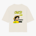 Camiseta com estampa frontal de monograma estilizado pequeno no peito e estampa traseira de personagem usando chapéu, camisa 10, código de barras e texto.