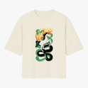Camiseta com estampa frontal de cavalo galopante cercado por serpente e labaredas, combinando elementos místicos em uma composição única e intrigante.