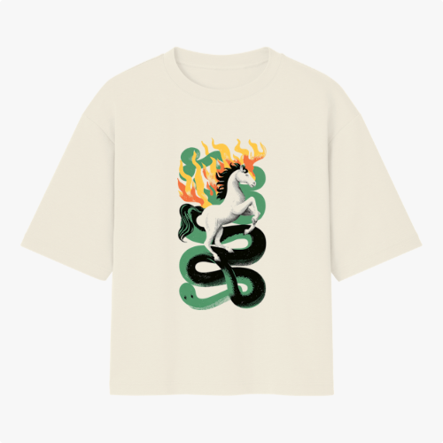 Camiseta com estampa frontal de cavalo galopante cercado por serpente e labaredas, combinando elementos místicos em uma composição única e intrigante.
