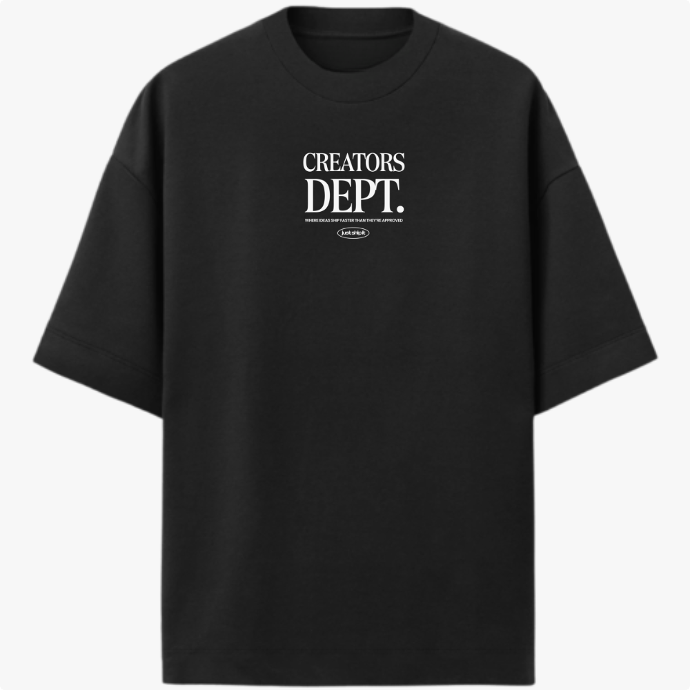 Camiseta com estampa frontal de texto "CREATORS DEPT." em destaque, acompanhada por uma frase menor e logo oval discretamente posicionada abaixo.