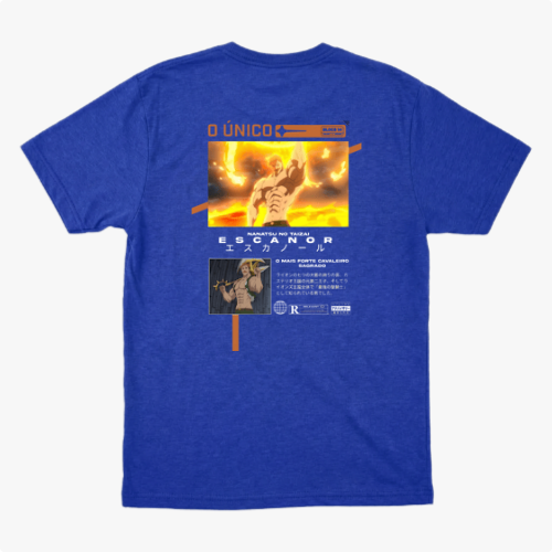 Camiseta com estampa frontal de guerreiro musculoso segurando uma arma sobre fundo circular e estampa traseira de personagem em pose poderosa com texto.