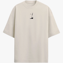 Camiseta com estampa frontal de número estilizado e estampa traseira de arte detalhada de personagem fictício com cabelo longo e texto decorativo.