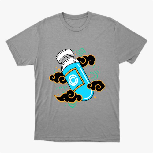 Camiseta com estampa frontal de frasco estilizado com logotipo centralizado, envolto por padrões de nuvens arrojadas e elementos geométricos vibrantes.