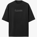 Camiseta com estampa frontal de texto artístico estilizado, formando palavras que sugerem um design impactante e intrigante.