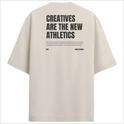 Camiseta com estampa frontal de texto pequeno "Creatives Are The New Athletics" e estampa traseira de texto "Creatives Are The New Athletics" com parágrafo explicativo.