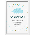 Quadro com estampa frontal de nuvens acompanhadas de texto "O SENHOR é quem te guarda, desde agora e para sempre" rodeado de estrelas.