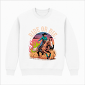 Moletom com estampa frontal de cavaleiro montando cavalo em pose dinâmica, cercado por nuvens de poeira e chamas, sob texto "RIDE OR DIE" com estrelas.