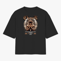 Camiseta com estampa frontal de figura com asas e mãos postas em pose de oração, cercada por elementos gráficos e texto em estilo gótico.