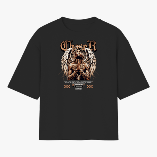 Camiseta com estampa frontal de figura com asas e mãos postas em pose de oração, cercada por elementos gráficos e texto em estilo gótico.