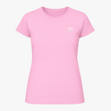 [Camiseta] com estampa frontal de símbolo geométrico com letra estilizada e estampa traseira de rosto icônico pixelado, acompanhado de texto discreto.
